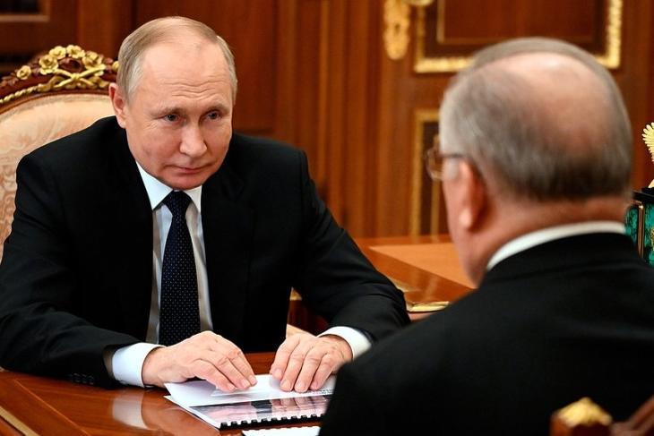 Vlagyimir Putyin és Nikolaj Tokarev a Kremlben 2022. április 21-én. Fotó: kremlin.ru