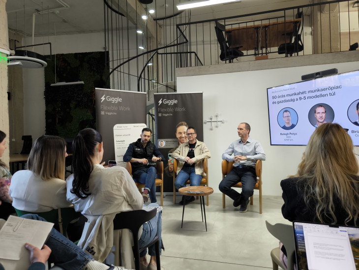  Oszkó Péter (a jobb oldalon) és Balogh Petya (középen) a Giggle kerekasztal-beszélgetésén