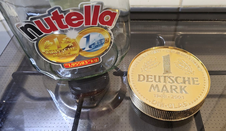 Történelmi nutellásüveg, 1,95583 kilós, mert ennyi volt a német márka átváltási ára egy euróra. (A szerző felvétele.)