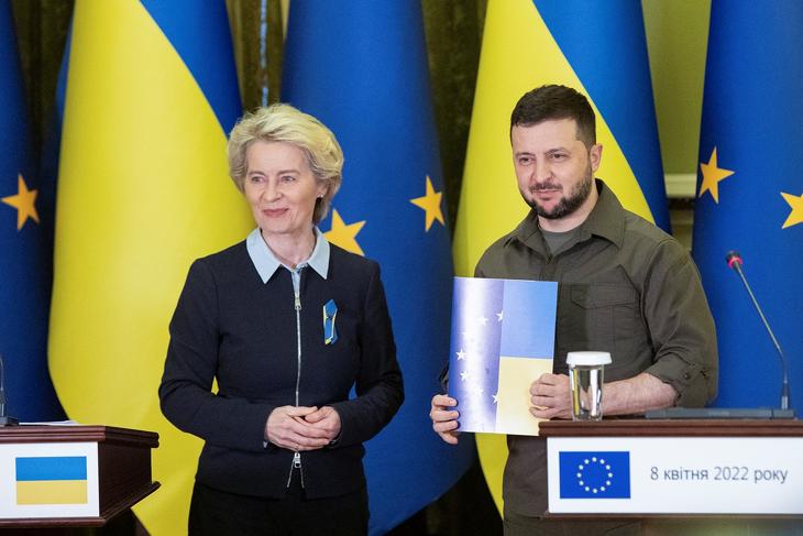Von der Leyen, az Európai Bizottság elnöke és Volodimir Zelenszkij ukrán elnök közös sajtókonferenciája Kijevben 2022. április 8-án. Fotó: EPA/UKRANIAN PRESIDENTIAL PRESS SERVICE
