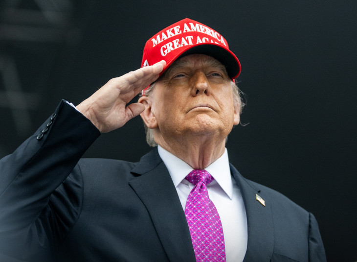 Donald Trump amerikai elnök tiszteleg