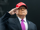 Donald Trump amerikai elnök tiszteleg
