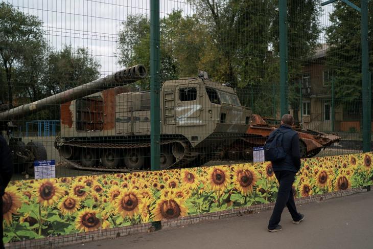 Hátrahagyott, üzemképtelen, orosz katonai jármű a dnyipropetrovszki régióban fekvő Krivij Rih városban 2022. október 14-én. Fotó: MTI/AP