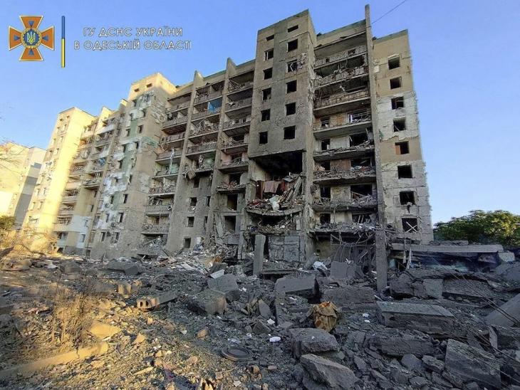 Orosz rakéta becsapódása után megrongálódott lakóépület a fekete-tengeri kikötővárosban, Odesszában.  Fotó: MTI/AP/Ukrán vészhelyzeti minisztérium