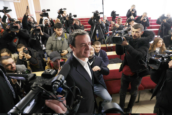 Albin Kurti koszovói miniszterelnök, a kormányzó Önrendelkezés (Vetevendosje) párt vezetője voksolni érkezik a koszovói parlamenti választáson egy pristinai szavazóhelyiségbe 2025. február 9-én