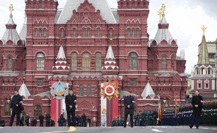 Putyin visszafogott volt, és még a légiparádé is elmaradt. Fotó: MTI/AP/Alekszandr Zemljanyicsenko