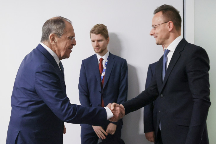 Nem ritka pillanat – Szergej Lavrov orosz külügyminiszter és Szijjártó Péte kezet fog az Európai Biztonsági és Együttműködési Szervezet ülésén a máltai Ta'Qaliban 2024. december 5-én