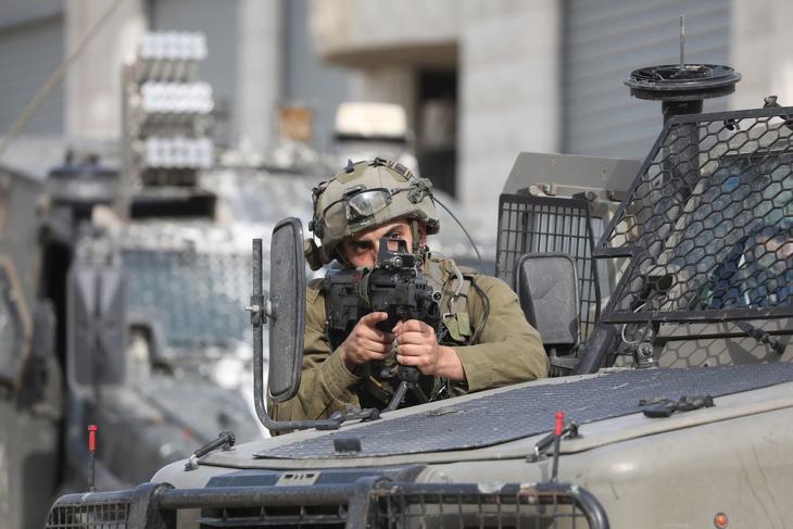 Izraeli katona várakozik április 11-én. Fotó: EPA/ALAA BADARNEH 