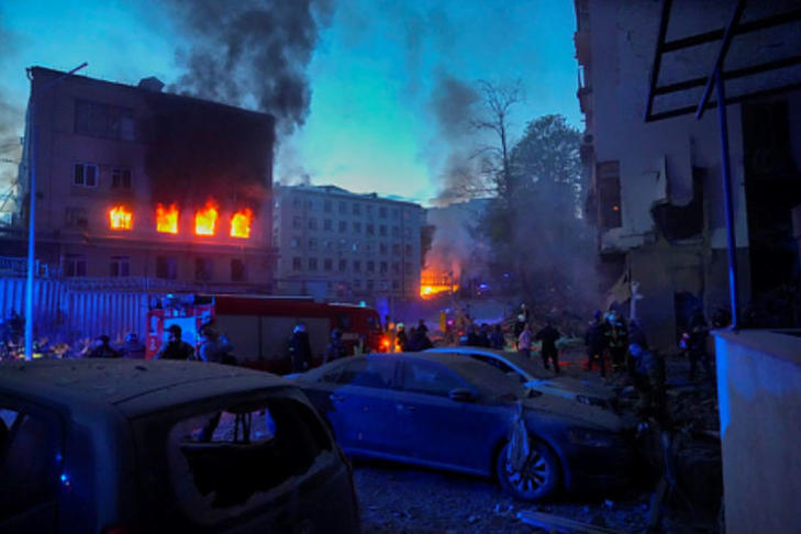 Az oroszok szerint egy gyárépületet lőttek Kijevben, az Ukrajnában lévő fotósok viszont elpusztított lakóházakat örökítettek meg. Fotó: MTI/AP/Efrem Lukackij 