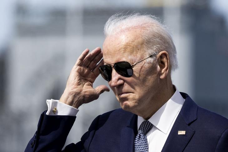 Fájhat a feje Joe Biden elnöknek és a stábjának. Fotó: MTI / EPA / Etienne Laurent