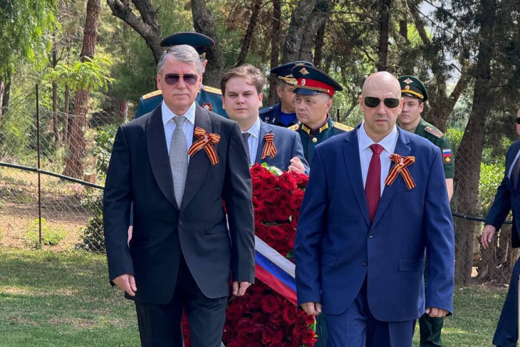 Szurovikin (jobbra) nagyon lefogyva, civil ruhában, de életben és látszólag szabadon tűnt fel az algériai orosz nagykövetség munkatársainak sorában