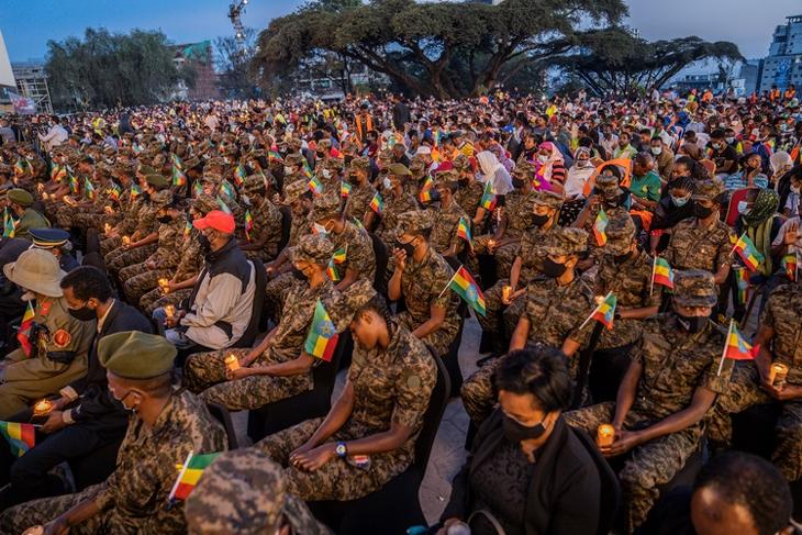 Etióp katonák és civilek egy megemlékezésen Addisz-Abebában 2021. november 3-án. TPLF. EPA/STR 