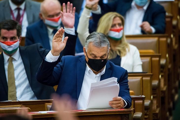 Orbán Viktor miniszterelnök szavaz az Országgyűlés rendkívüli ülésén 2020. november 10-én. MTI/Balogh Zoltán