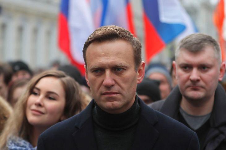 Alekszej Navalnij orosz ellenzéki vezér egy meneten Moszkvában 2020. február 29-én.  A felvonuláson egy meggyilkolt ellenzéki politikusra, Borisz Nyemcovra emlékeztek. EPA/YURI KOCHETKOV