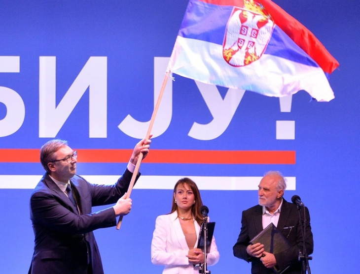 Aleksandar Vučić zászlót bontott