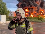 Egy tűzoltó a lángoló szevasztopoli üzemanyagraktár előtt a Krím-félszigeten 2023. április 29-én. Fotó:  EPA/SEVASTOPOL GOVERNOR TELEGRAM