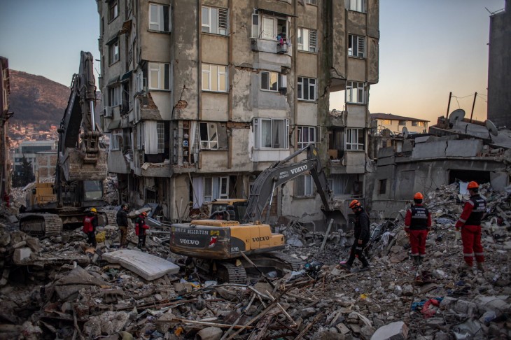 Áldozatok holttestét keresik mentők a törökországi Hatayban 2023. február 17-én, tizenegy nappal a Dél-Törökországot és Észak-Szíriát sújtó 7,7-es és 7,6-es erősségű két földrengés után. Fotó: MTI/EPA/Martin Divisek