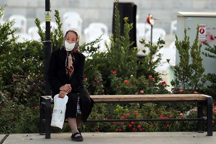 Egy védőmaszkot viselő idős asszony ül egy padon Irán fővárosában, Teheránban 2020. szeptember 24-én. (Fotó: EPA/ABEDIN TAHERKENAREH)