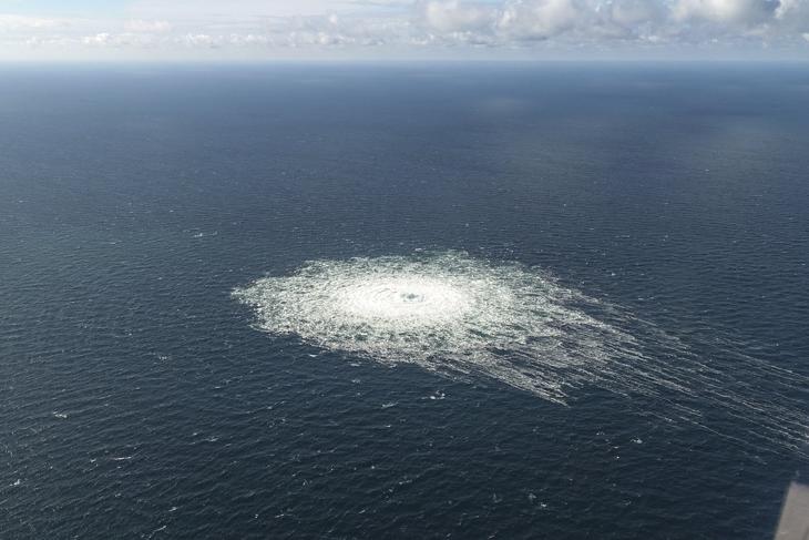A dán fegyveres erők által közreadott kép a tenger felszínére törő buborékokról egy nagyjából egy kilométer átmérőjű körben az Oroszországból Németországba földgázt szállító Északi Áramlat-1 és az Északi Áramlat-2 földgázvezetékek szivárgása következtében a balti-tengeri Bornholm szigete előtt 2022. szeptember 27-én. Mostanra elállt a szivárgás. Fotó: MTI/AP/Dán fegyveres erők