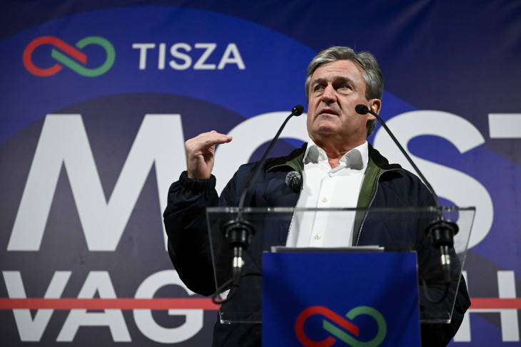 Kapitány István, a Tisza Párt gazdaságfejlesztési és energetikai vezetője beszédet mond a párt országjárása keretében tartott kistarcsai fórumon 2026. március 4-én.