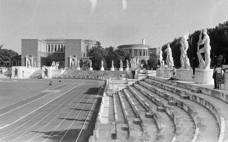 A római Stadio dei Marmi, háttérben az Olasz Olimpiai Bizottság épületével, ami szintén Mussolini idején készült