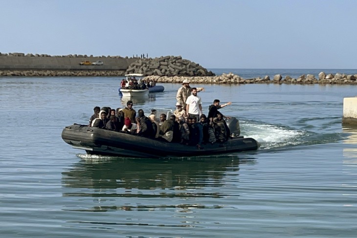 A líbiai parti őrség által partra szállított illegális bevándorlók érkeznek Garaboli kikötőjébe 2023. április 25-én, miután két, migránsokat szállító csónak elsüllyedt a Földközi-tengeren.  Vannak, akik az életüket köszönhetik a líbiai parti őrség tagjainak, de sokaknak rettenetes tapasztalataik vannak velük. Fotó: MTI/EPA 
