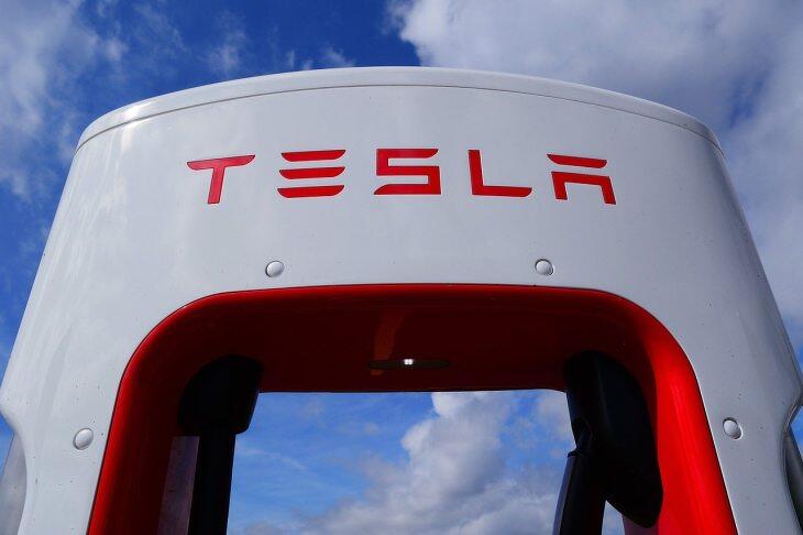 Pattant a Tesla, 403-ról csorog lefelé az euró