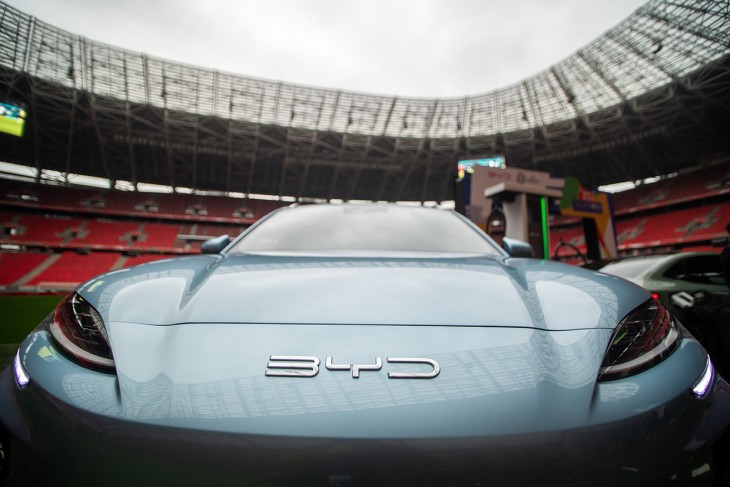 BYD Seal U típusú elektromos autó a BYD autóátadó ünnepségén a Puskás Arénában 2024. február 23-án. Magyarország lenne az ugródeszka az európai piacra?