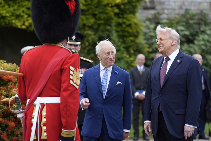Az állami látogatáson Nagy-Britanniában tartózkodó Donald Trump amerikai elnök (j) és III. Károly brit király a windsori kastélyban tartott katonai parádé után, 2025. szeptember 17-én