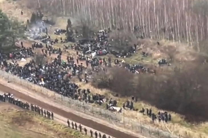 Felfüggesztették a forgalmat azon a lengyel-fehérorosz határátkelőn, ahol migránsok százai akartak átjutni