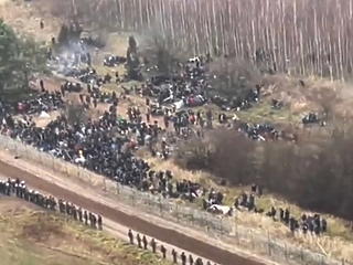 Felfüggesztették a forgalmat azon a lengyel-fehérorosz határátkelőn, ahol migránsok százai akartak átjutni