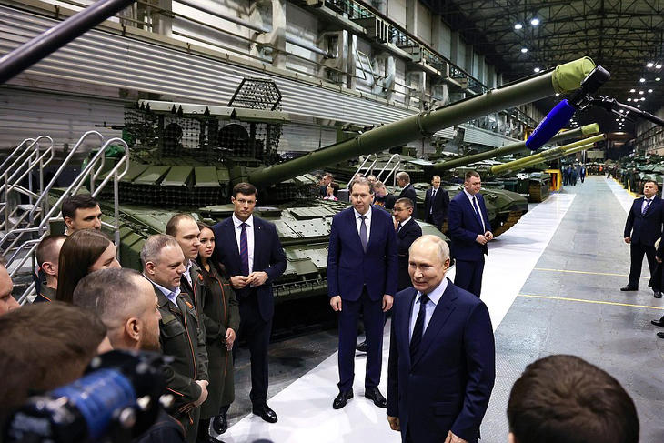 Putyin látogatása az Uralvagonzagod harckocsigyártó üzemben 2024 februárjában - a frontra most még jut eszköz, de mi lesz később?