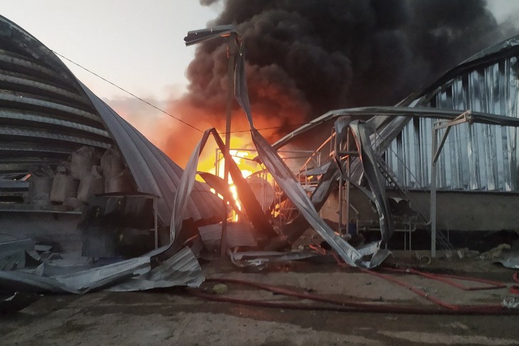 Az ukrán szárazföldi erők déli hadműveleti parancsnoksága által közreadott képen orosz rakétatalálatot kapott gabonatároló ég az Odesszai területen 2023. július 21-én. A helyi katonai közigazgatás vezetője szerint legalább két ember megsebesült, valamint 100 tonna borsó és 20 tonna árpa megsemmisült. Fotó: MTI/EPA/Déli hadműveleti parancsnokság 