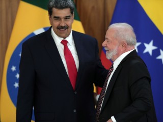 Lula da Silva brazil elnök (jobbra) fogadja Nicolás Maduro venezuelai elnököt Brazíliavárosban 2023. május 29-én. Fotó: EPA/Andre Coelho 