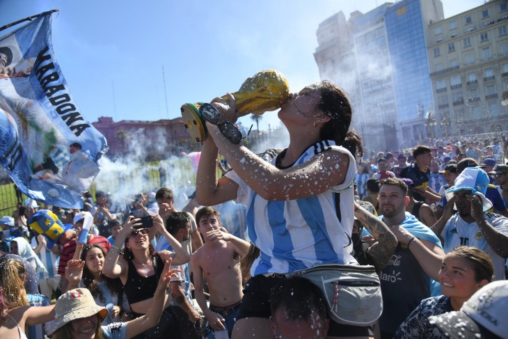 Még ha rosszul is élnek, tudnak örülni. Ünneplők Buenos Airesben a foci-vb győzelem után, 2022. december 20-án. Fotó:  EPA/Enrique Garcia Medina