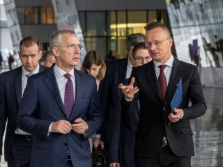 Jens Stoltenberg NATO-főtitkár fogadja Szijjártó Péter külgazdasági és külügyminisztert a szervezet brüsszeli központjában 2023. március 21-én. Fotó: NATO   