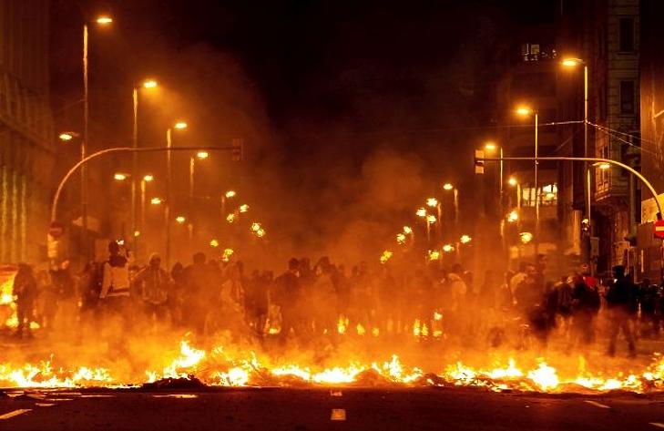 Megint lángol Katalónia – mi áll a háttérben? A hét videója