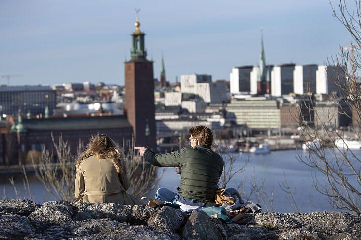 Fiatalok élvezik a tavaszi időt egy dombtetőn Stockholmban 2020. április 22-én.  EPA/ANDERS WIKLUND