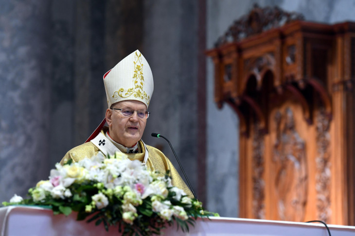 Erdő Péter bíboros, esztergom-budapesti érsek húsvétvasárnapi ünnepi szentmisét celebrál az esztergomi Nagyboldogasszony- és Szent Adalbert-főszékesegyházban 2025. április 20-án. 