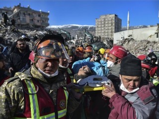 A romok alól kiemelt Hatice Akart viszik kazah és török mentők a törökországi Kahramanmarasban 2023. február 13-án. Fotó: MTI/AP/IHA