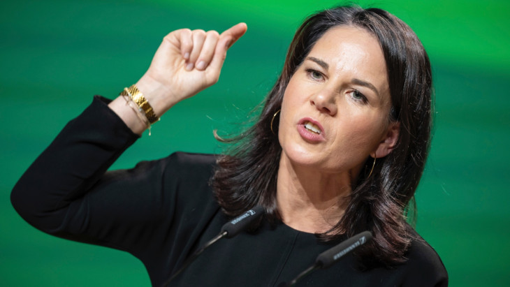 Annalena Baerbock német külügyminiszter a kormányzó Zöldek párt kongresszusán beszél Wiesbadenben 2024. november 15-én. 