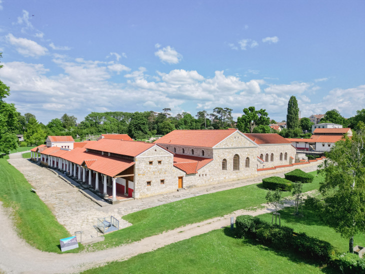 Az utcaszintet is restaurálták