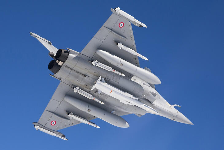 Nukleáris töltettel is felszerelhető rakétákat szállító francia Rafale vadászgép