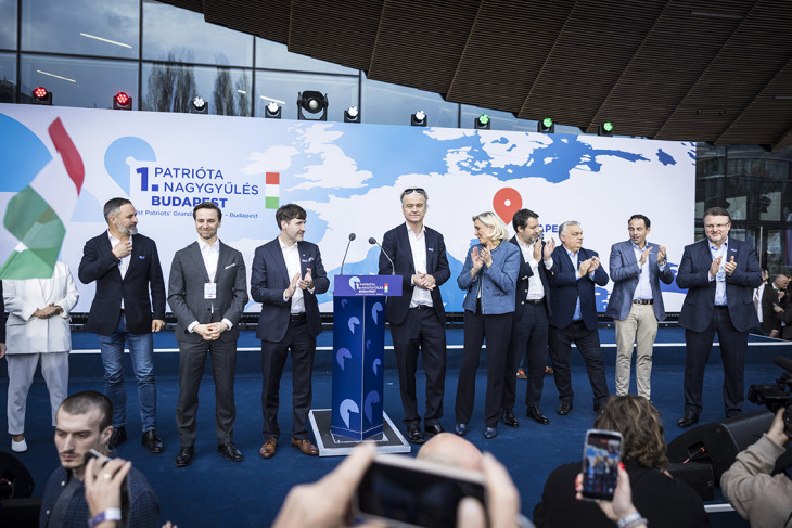 Nem tapsolják meg Orbán Viktor vereségét európai szövetségesei? A képen a 2026. márciusi budapesti gyűlésen Tom Van Grieken, Ainars Slesers, a Lettország az első párt elnöke, Matteo Salvini, Marine Le Pen, Geert Wilders, Martin Helme, az Észt Konzervatív Néppárt (EKRE) elnöke, Krzysztof Bosak, a lengyel Konföderáció tömörülés elnöke és Santiago Abascal, a spanyol VOX párt elnöke