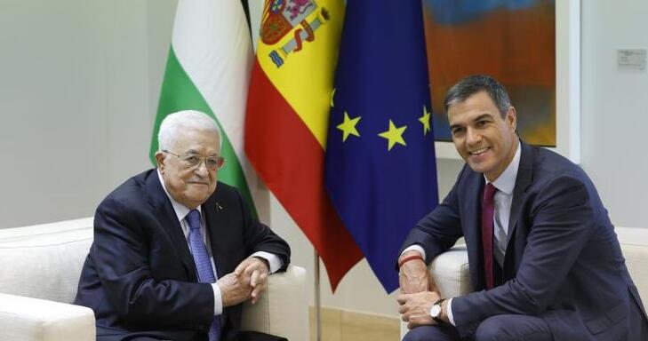 Mahmúd Abbász palesztin elnököt fogadja Pedro Sánchez spanyol miniszterelnök a madridi kormányfői hivatalban, a Moncloa-palotában 2024. szeptember 19-én 