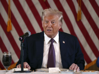 2025. január 10. Donald Trump megválasztott amerikai elnök beszél a republikánus kormányzóknak adott fogadáson Mar-a-Lago nevű birtokán, a floridai Palm Beachben 2025. január 9-én. A 78 éves üzletember és republikánus párti politikus 2017 és 2021 között az Egyesült Államok 45. elnöke volt. Trumpot január 20-án iktatják be az ország 47. elnökeként. 
