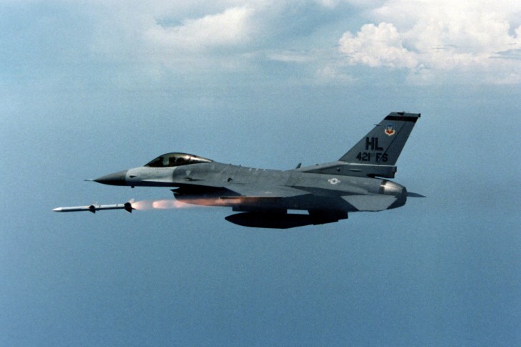 Egy F-16-os lő ki egy AIM-120-as levegő-levegő rakétát. A másik oldalon jóval nagyobb hatótávolságú fegyverek lesznek 