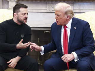  Donald Trump amerikai elnök (j) ukrán partnerét, Volodimir Zelenszkijt fogadja a washingtoni Fehér Ház Ovális Irodájában 20025. február 28-án. 