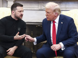  Donald Trump amerikai elnök (j) ukrán partnerét, Volodimir Zelenszkijt fogadja a washingtoni Fehér Ház Ovális Irodájában 20025. február 28-án. 