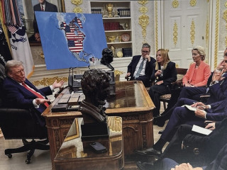 Nemhogy Grönlandot, Kanadát is vinné a megszállottan posztolgató Trump